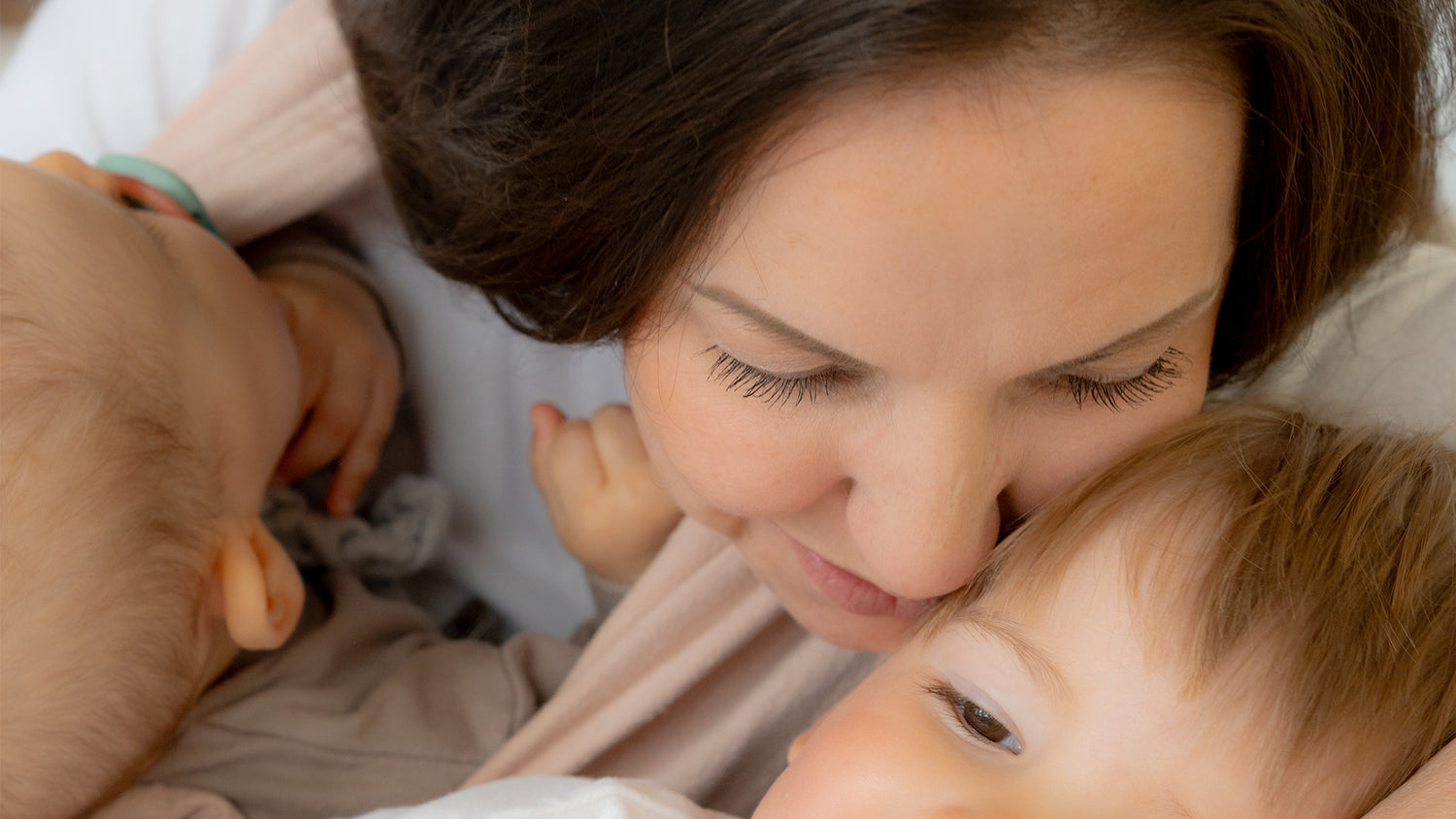 Besonderheiten beim Tragen deines Babys und wie es die Bindung fördert